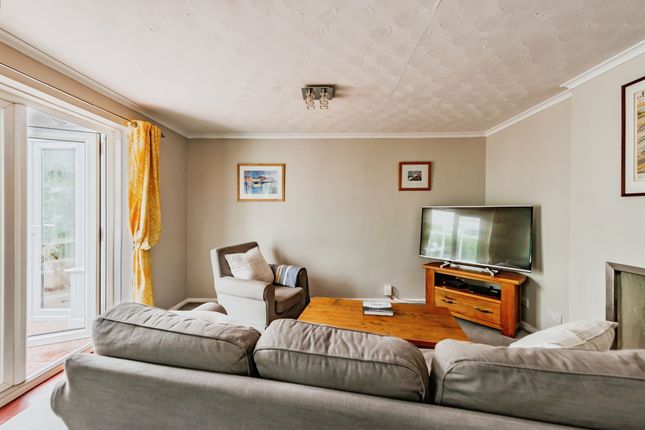 26, Colman Way, Redhill photo 4
