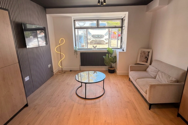 3-bed house on Coningsby Road, High Wycombe, £790/mo