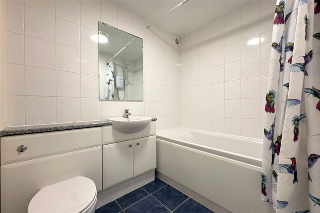198, Ascot Court, Hampshire photo 3
