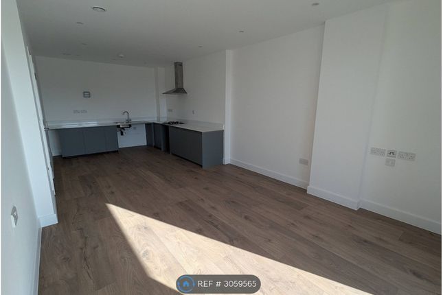 Flat, O T O Tower High Road, Ilford photo 2