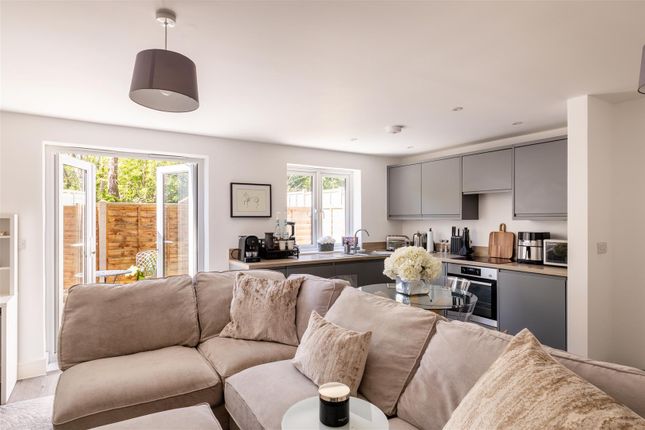 Flat 2, 87, Denmark house, Junction Road, Burgess Hill photo 2