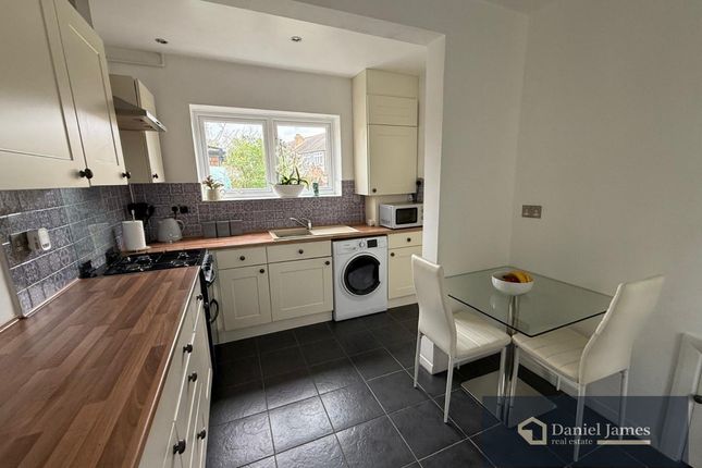 16, Hood Walk, Romford photo 4