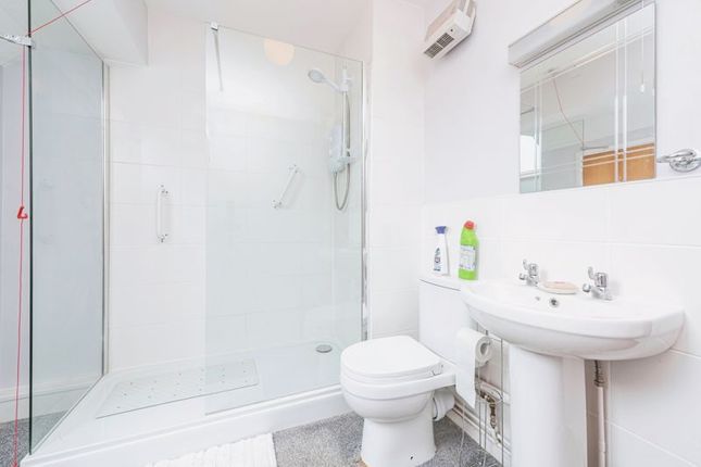 Flat for sale in Highfield Court, Reading