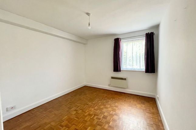 14, Runnymede Court, Egham photo 4