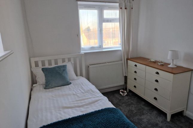 Flat to rent in Hawthorn Way, Shepperton