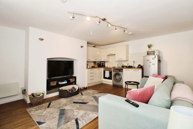 Flat 6, 54, Long Street, Gloucestershire photo 3