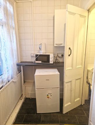 33- ROOM 2, Hertford Road, Ponders End photo 4