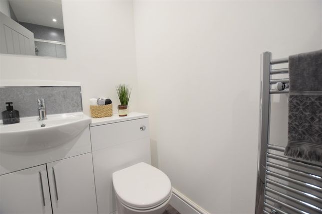 Apt 3, Bathroom.Jpg
