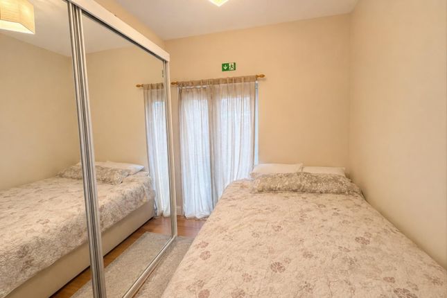 16, Station Crescent, London photo 4