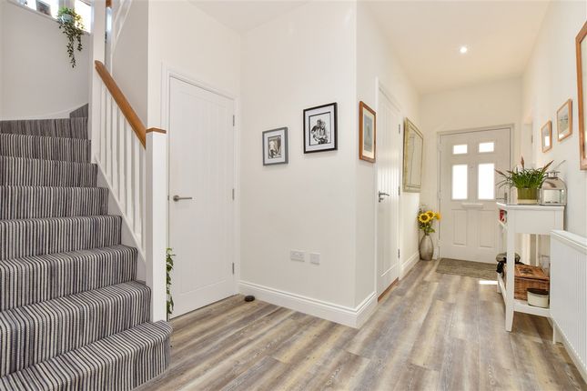 Hollybush Close, Ryde photo 4