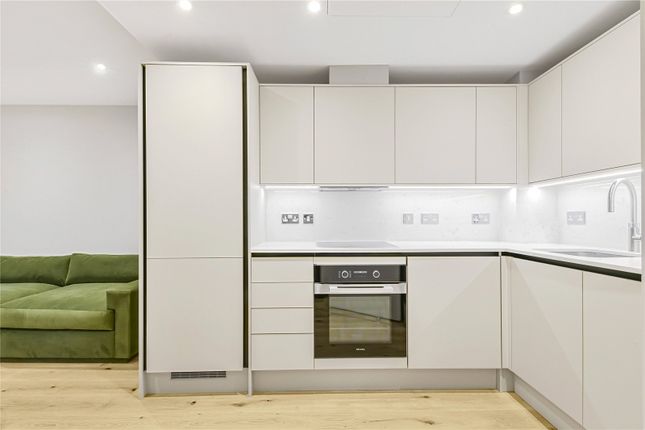 Flat to rent in Baker Street, London