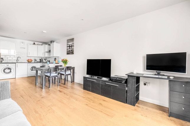 Thumbnail Flat to rent in Grenfell Road, Tooting, Mitcham