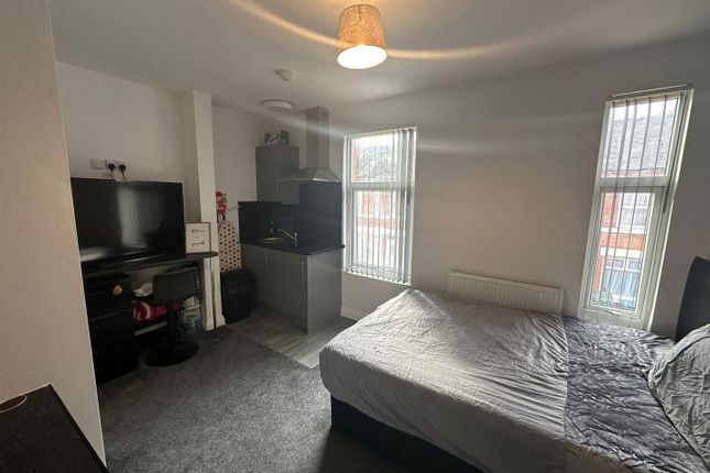 Flat to rent in Waveley Road, Coventry