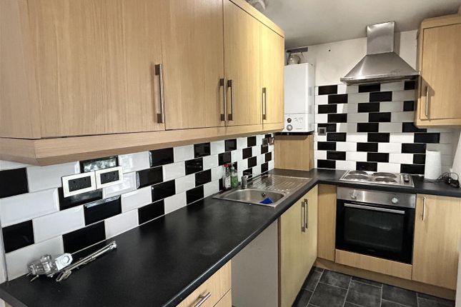 2 Queen Victoria Road, Llanelli photo 4