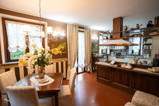 Villa for sale in Via Dei Colli, 20, 22070 Guanzate Co, Italy