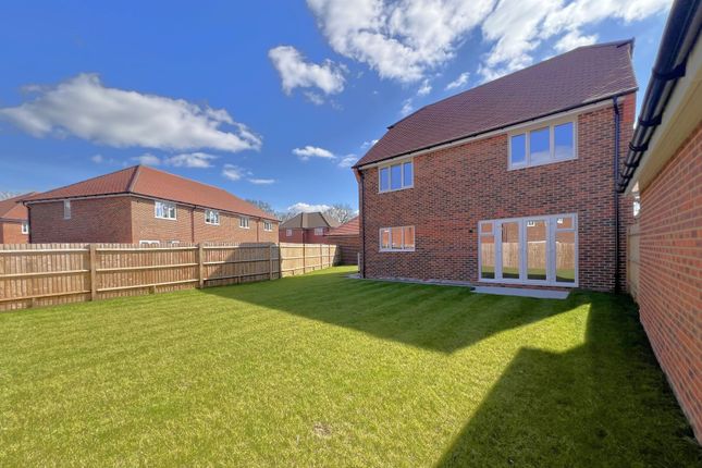 5 Charcoal Close, Cranleigh photo 2