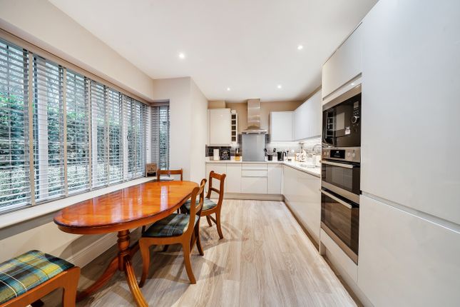 1, Woodroffe Close, Aldershot photo 3