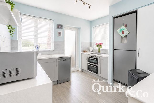 3, Barbara Avenue, Canvey Island photo 2