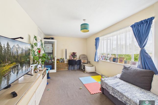 10, Balcombe Court, Pound Hill photo 3
