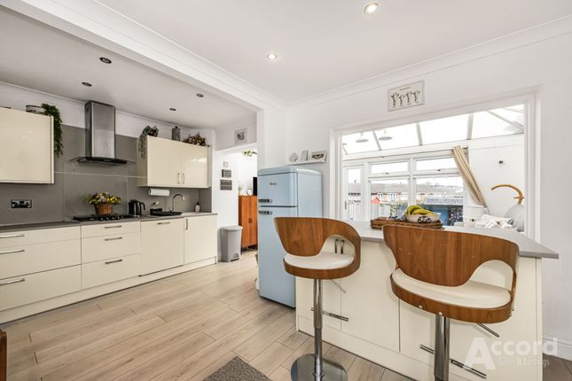 9 Fry Close, Romford photo 2