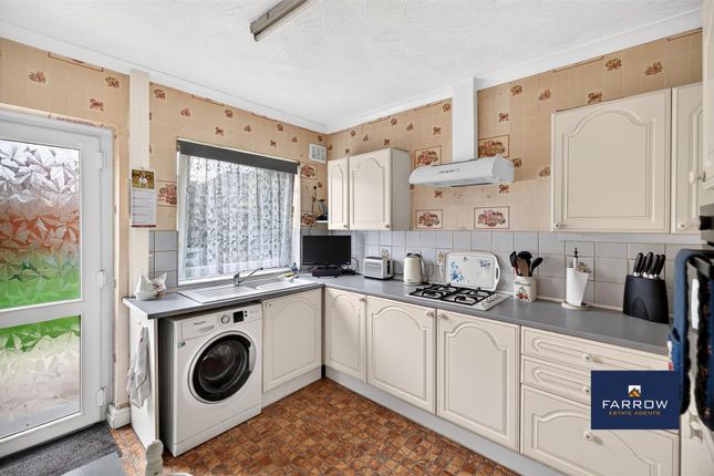 34, Warwick Avenue, Grimsby photo 3
