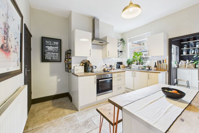 2 Lyndhurst Road, Nottingham photo 2