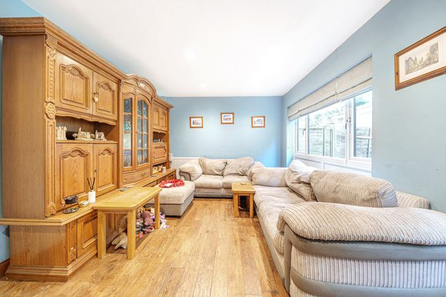 18, Sylvana Close, Middlesex photo 3