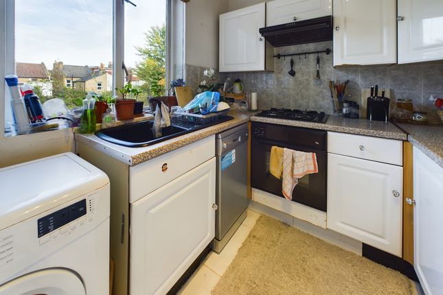 10, Ramsden Road, London photo 4