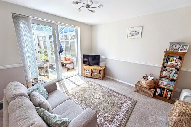10 Rosewood, Nuneaton, Warwickshire photo 2