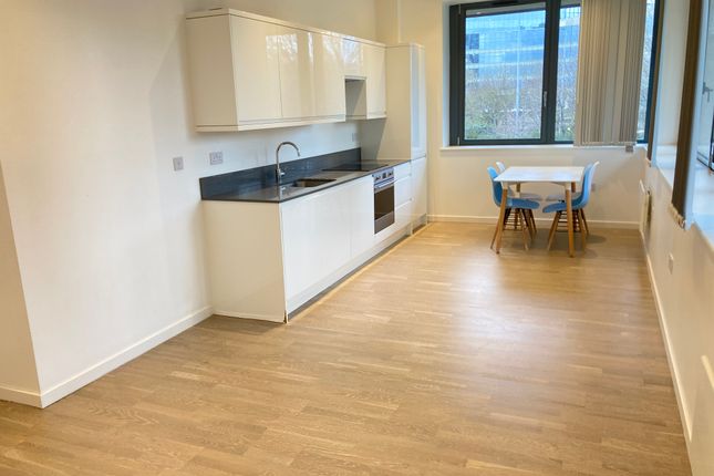 Flat to rent in Very Near The Gsk Building Canal Side, Brentford