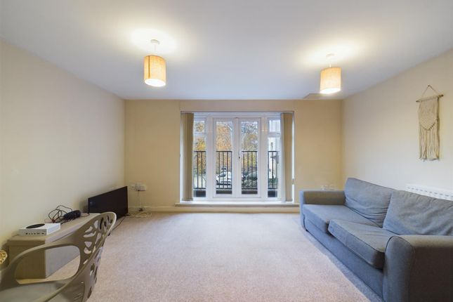Flat for sale in Woodfield Road, Crawley