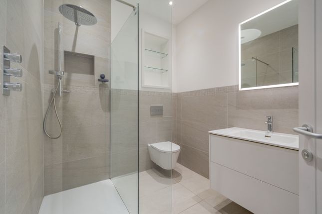 1D, Gunnersbury Avenue, Ealing photo 4