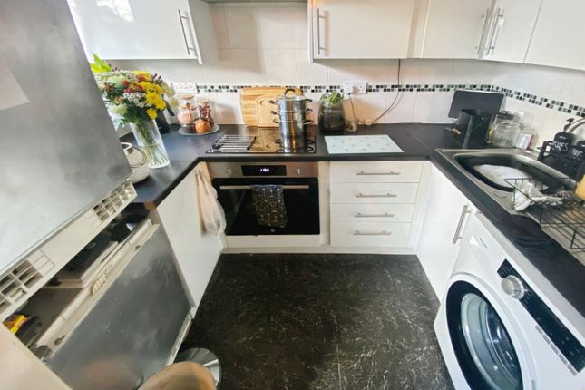 83, Treagore Road, Southampton photo 3