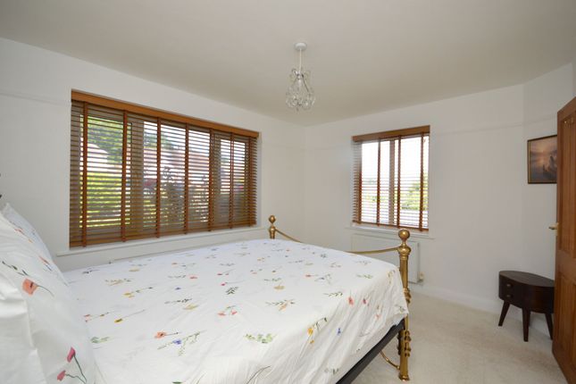 36 Stanbury Crescent, Folkestone photo 4