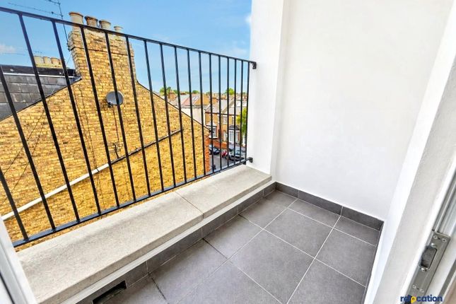 Flat E, 363 High Road, London photo 5