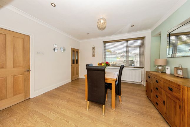 24, Heol Y Banc, Llanelli photo 3