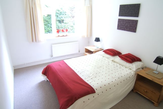 Flat to rent in Nutbourne Court, Staines