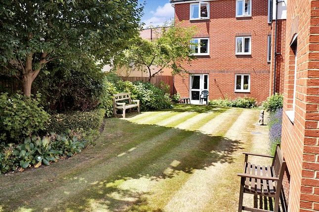 Thumbnail Flat for sale in Priory Court, Reading