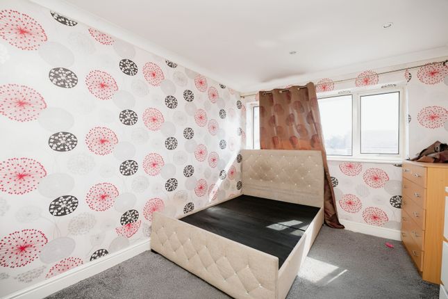 Thumbnail Flat for sale in Toft Avenue, Grays