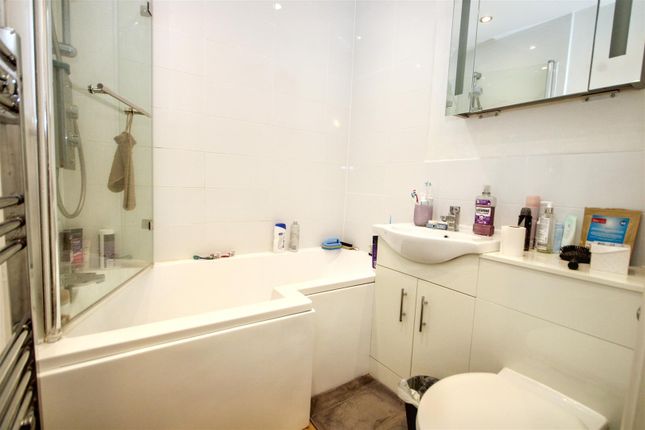 1 Springside Court, Josephs Road, Guildford photo 4