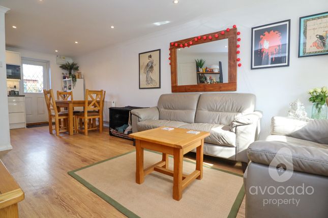 19 Viburnum Court, West End, Surrey photo 2