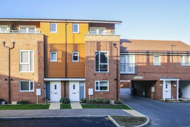 Thumbnail Town house for sale in Bowling Green Close, Bletchley, Milton Keynes