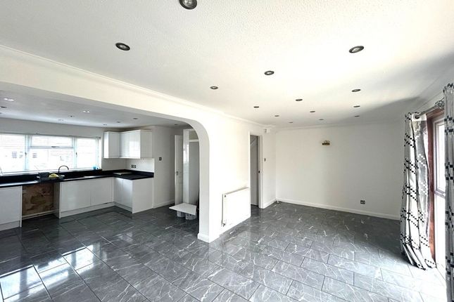 30 Tithelands, Harlow photo 2