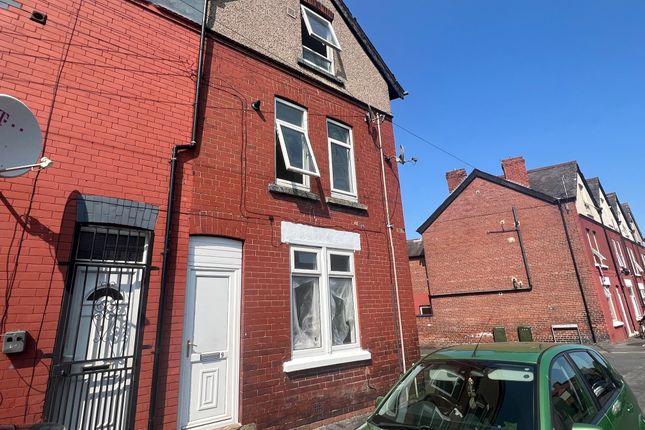 Flat to rent in Woodfield Road, Balby, Doncaster