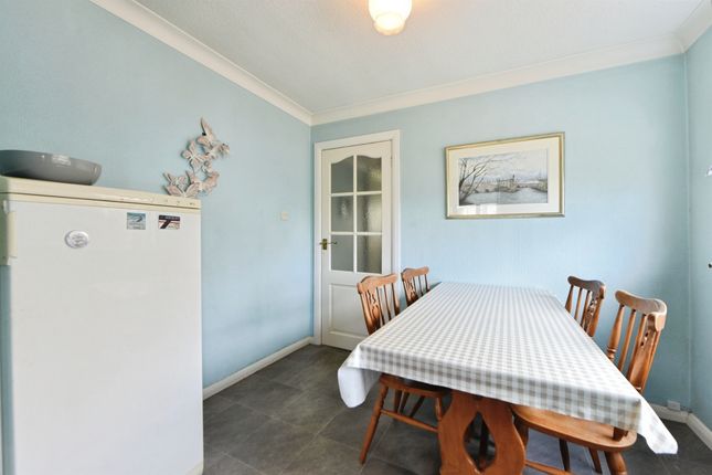 10, Thornleigh Avenue, Wakefield photo 4