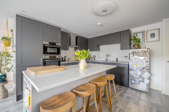 Flat 2, 3, The Borough, Surrey photo 4