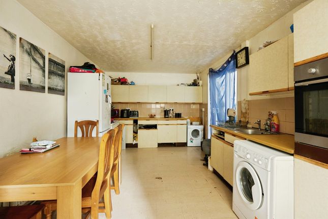 31, Pinewood Way, SALISBURY photo 4