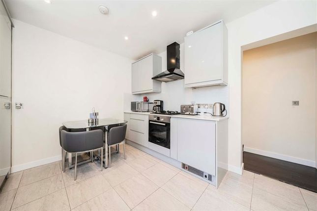Flat 2, 60, Maltby Street, London photo 4