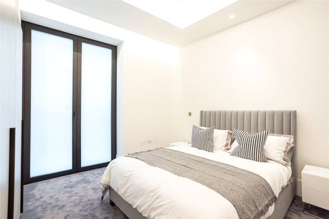 Apartment 2, 2, Lancer Square, London photo 4