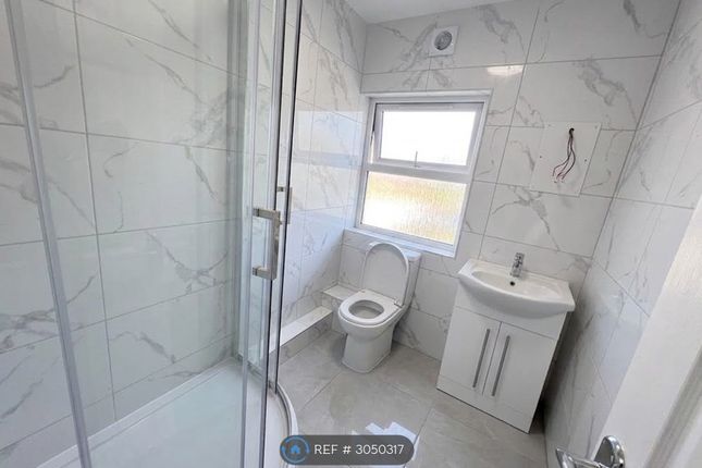 Percy Road, Top Floor Flat, London photo 5